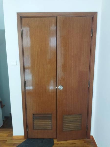 Double service door varnished
